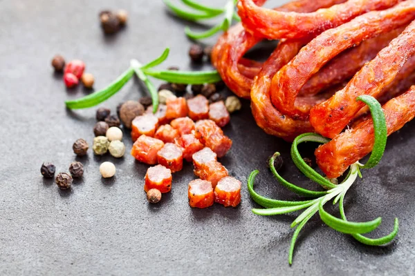 Salsicce di maiale saporite con spezie e foglie di rosmarino — Foto Stock