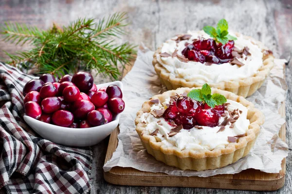 Deliziose crostate con panna e mirtillo fresco sul tavolo di legno . — Foto Stock