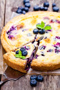 Yaban mersini ve nane ile peynirli kek. Yaz tatlı 