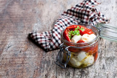 Kurutulmuş domates ile mozzarella cam 