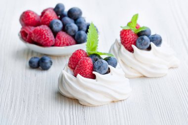Mini Pavlova beze kek çilek ve Beyaz ahşap nane ile