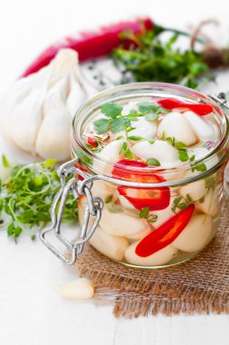 Karışık biber ve otlar cam ile marine edilmiş sarımsak 