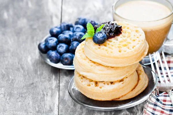 Hot  toasted crumpets on the wooden table with blueberries and j — Stock Photo, Image
