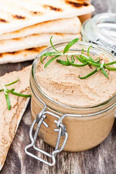 Paté homemadeliver con romero en un frasco en una ta de madera rústica — Foto de Stock