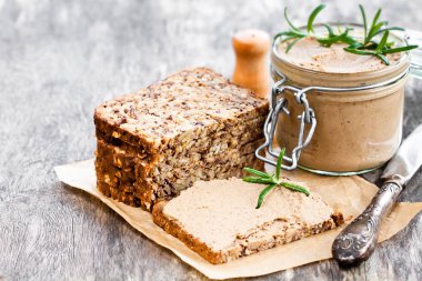 homemadeliver pate bir rustik ahşap üzerinde bir kavanoza rosemary ile ta