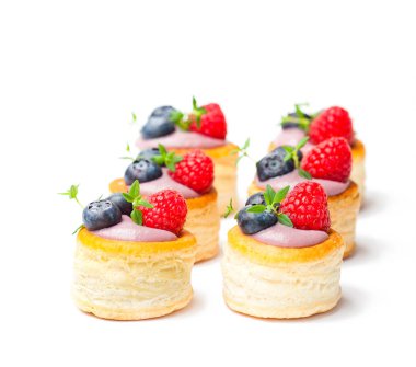 puf böreği çilek ve t ile yumuşak yaban mersinli lor dolması