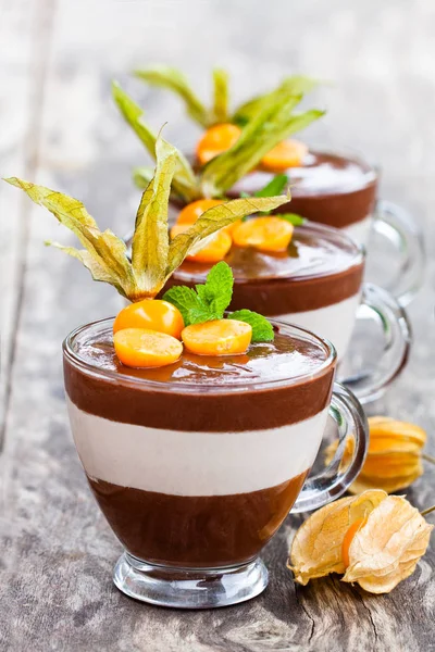 Sobremesa em camadas com physalis na mesa de madeira — Fotografia de Stock