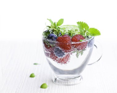 Suyu Detoks. Ahududu ve blu ile ev yapımı yaz meyve iç