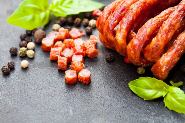 Salsichas de porco saborosas com especiarias e folhas de manjericão — Fotografia de Stock