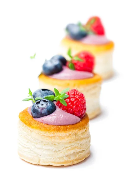 Puff  pastry stuffed with soft blueberry curd with berries and t — Stock Photo, Image