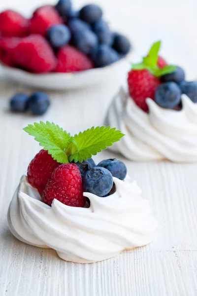 Mini Pavlova beze kek çilek ve Beyaz ahşap nane ile — Stok fotoğraf