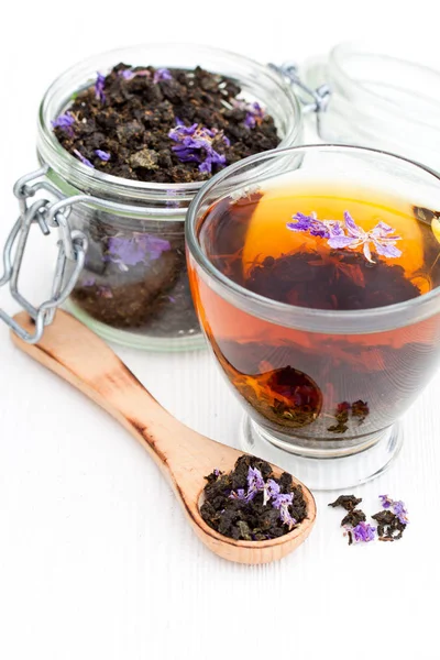 Xícara de chá com erva-salgueiro no fundo de madeira branca — Fotografia de Stock