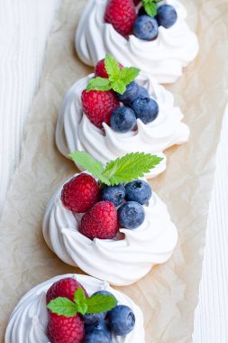 Mini Pavlova beze kek çilek ve Beyaz ahşap nane ile
