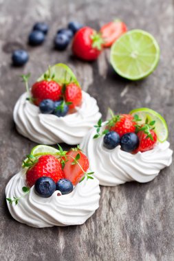 Mini Pavlova beze kek çilek ve kireç rustik üzerinde woo