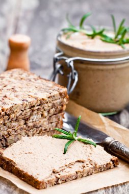 homemadeliver pate bir rustik ahşap üzerinde bir kavanoza rosemary ile ta