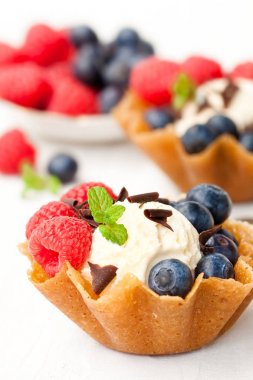 brendi sepetleri ile yumuşak krem peynir yerine oturana ve whit üzerinde çilek