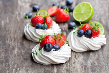 Mini Pavlova beze kek çilek ve kireç rustik üzerinde woo