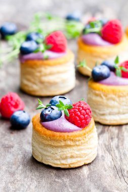 puf böreği çilek ve t ile yumuşak yaban mersinli lor dolması