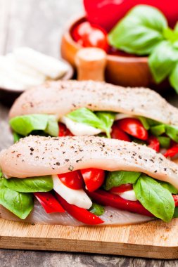 Mozzarella peyniri ve sebze ile çiğ tavuk göğsü dolması 