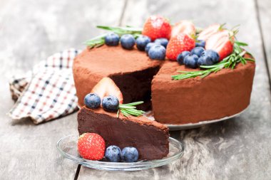 Ahşap arka plan üzerinde çilek ile Çikolatalı cheesecake 