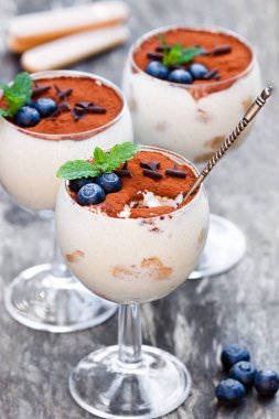 Tiramisu tatlı bir rustik ahşap backgrou üzerinde açık bir gözlük