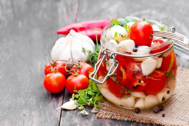 Marine kiraz domates sarımsak ve karışık biber ve bitki ile