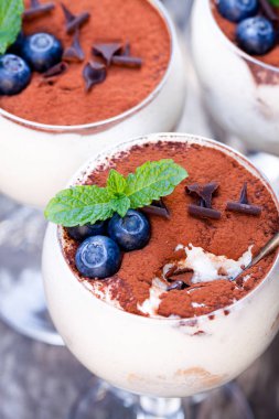 Tiramisu tatlı bir rustik ahşap backgrou üzerinde açık bir gözlük