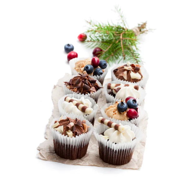 Mini cupcakes au chocolat avec décoration de Noël isolé sur w — Photo