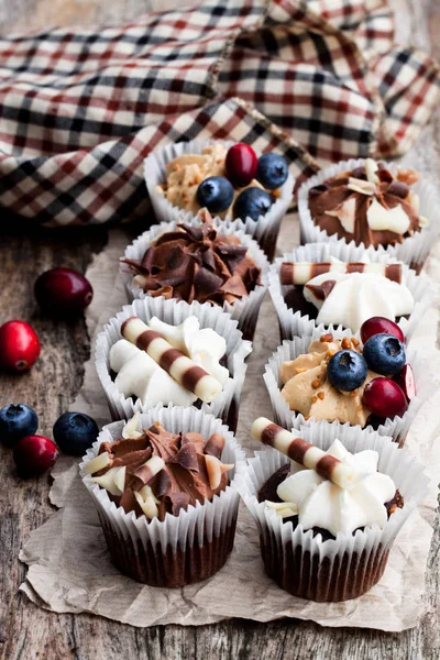 Mini cupcakes au chocolat avec chocolat et baies sur ta en bois — Photo