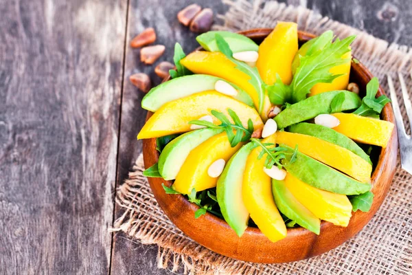 Salada vegetariana fresca com manga e abacate no pla de madeira — Fotografia de Stock