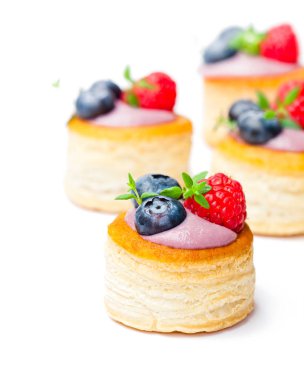 puf böreği çilek ve t ile yumuşak yaban mersinli lor dolması