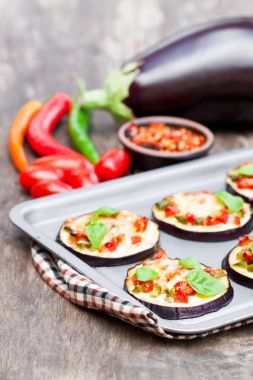 Fırında patlıcan peynir ve domates fırın tepsisindeki ile 