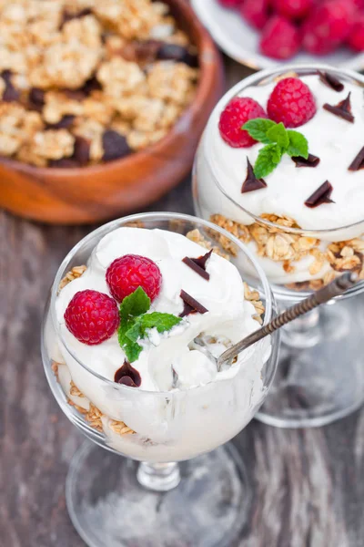 Granola  with cream and fresh raspberries in a glass — Stock Photo, Image