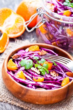 kırmızı lahana ve portakal ceviz ile sağlıklı taze salata ben
