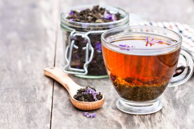 Söğüt-herb ahşap zemin ile çay 