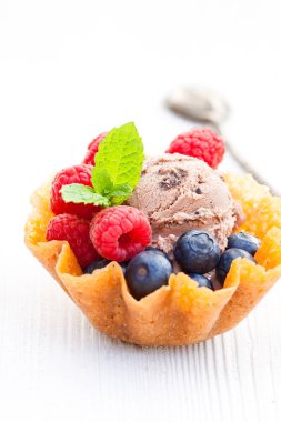 brendi çikolatalı dondurma sepetle enstantane ve WHI üzerinde çilek