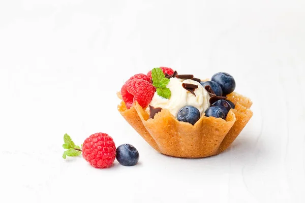 Brandy  snaps basket with ice cream and berries on white backgro — Stock Photo, Image