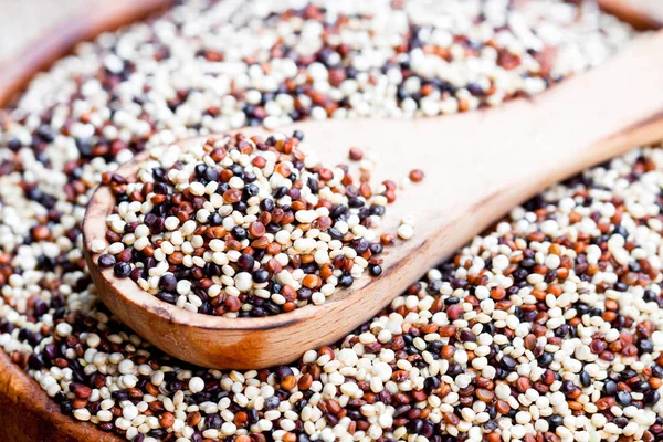Close up van een houten bowl met quinoa zaden op een oude tafel — Stockfoto