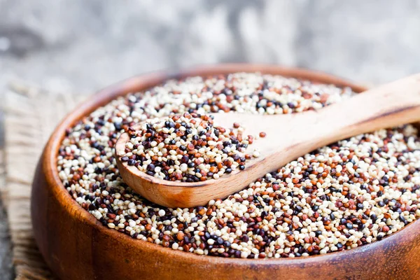 Detail dřevěné misce s quinoa semena na staré tabulky — Stock fotografie