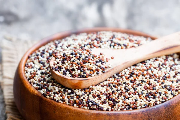 Close up van een houten bowl met quinoa zaden op een oude tafel — Stockfoto