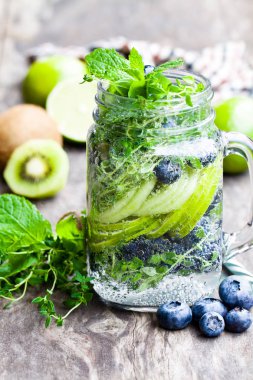 Suyu Detoks. Ev yapımı yaz meyve iç kireç ve kivi ve