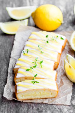 Yeşil bitki çayı ile kagit Lemonloaf pasta dilimlenmiş 