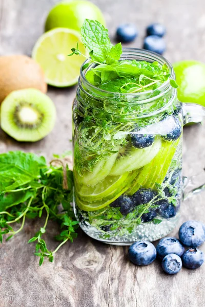 De l'eau de désintoxication. Boisson maison aux fruits d'été avec citron vert et kiwi et — Photo