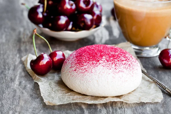 Biscoito merengue com bagas frescas e xícara de café — Fotografia de Stock