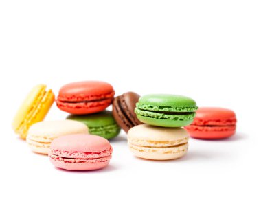 renkli macarons üzerinde beyaz backrgound izole 