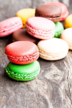 renkli macarons rustik ahşap backrgound üzerinde 