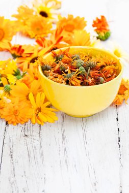 Taze ve kuru calendula çiçek Beyaz ahşap zemin üzerinde 