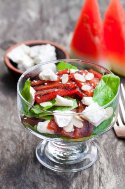 Izgara karpuz ve fesleğen ve ıspanak l ile beyaz peynir salatası