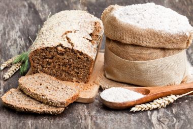 Tam buğday unu ve tohumları ile ev yapımı ekmek 