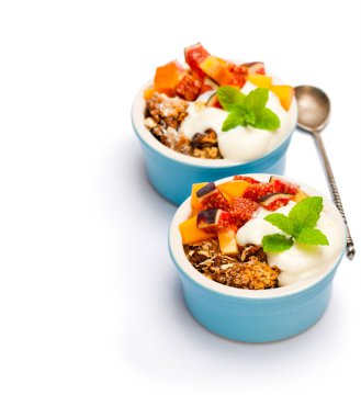 yulaf gevreği ve Trabzon hurması ve incir üzerinde izole meyve kek